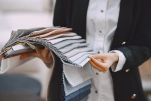 Які відмінності між тканинами атлас та сатин